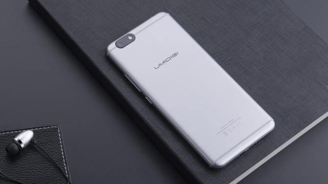 <b>UMIDIGI C Note 4G este un smartphone cu ecran 2.5D şi dotări mid-range la preţ excelent pe TomTop.com!</b>Cei aflaţi în căutarea unui smartphone care să nu rupă puşculiţa în două vor fi încântaţi să afle că am găsit un terminal midrange care costă mai puţin decât 2 zile de cazare la Mamaia. E vorba despre telefonul UMIDIGI C Note 4G, care vine cu un ecran..