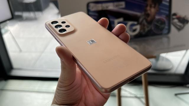 <b>Samsung Galaxy A33 5G hands on review: stabilizare optică şi pe A30-uri, un pic mai aproape de fratele A53 5G (Video)</b>Samsung a prezentat oficial în România telefoanele Galaxy A33 5G şi Galaxy A53 5G pe 20 aprilie, în cadrul unui eveniment organizat în Bucureşti. Am fost acolo pentru a pune mâna pe telefoane şi a vedea ce ne rezervă cele mai proaspete