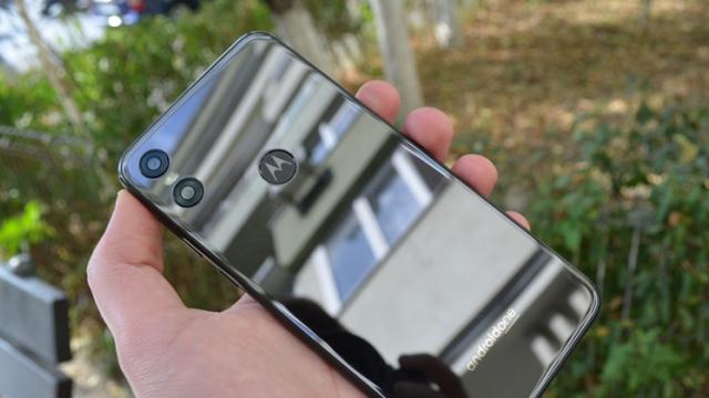 <b>Preț și disponibilitate Motorola One în România</b>Începutul lunii noiembrie marchează și lansarea pe plan local a smartphone-ului Motorola One, un device pe care îl avem în teste și care rulează din fabrică Android One. Din articolul de față veți afla sumele la care se vinde dispozitivul