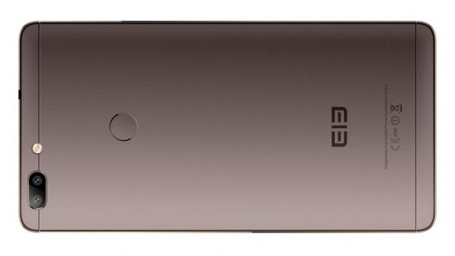 <b>Elephone C1 Max se lasă admirat într-o fotografie reală; phablet de 6 inch cu cameră duală</b>Printre smartphone-urile pregătite de către compania chineză Elephone la ora actuală, avem și modelul MAX - terminal despre care aflăm astăzi câteva noutăți. Prima și totodată cea mai importantă este aceea că telefon va adopta un alt nume, mai precis