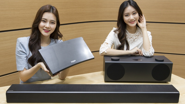 <b>CES 2017: Samsung prezintă un aspirator robotizat cu suport Amazon Echo, difuzor wireless, sound bar şi player Blu-ray HDR şi UHD</b>Iată că nici sud-coreenii de la Samsung nu se lasă mai prejos în fața rivalilor de la LG și astăzi anunță o serie de noi produse pe care le vor afișa în cadrul show-ului tech CES 2017 ce are loc la începutul lunii viitoare. Este vorba despre un aspirator