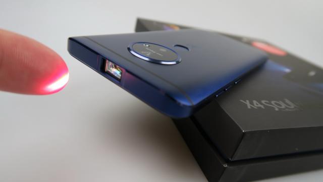 <b>Allview X4 Soul Vision: Multimedia cu bas bunicel, ceva distorsionare la volum maxim, vine însă cu proiector la pachet</b>Allview X4 Soul Vision este telefonul pentru consum video prin definiţie, având atât un ecran capabil, cât şi un proiector. Hai să vedem totuşi dacă şi acustica ajută experienţa vizuală.