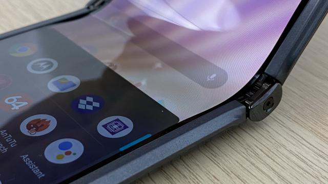 <b>Motorola RAZR 5G: Design fashion, nostalgic, LOVE it or HATE it</b>Motorola RAZR 5G se simte în mâna cam ca predecesorul său, doar că remarc din start că e mai uşor, mai flexibil şi atrage muuuult mai puţine amprente. A fost o aventură să fotografiez Moto RAZR 2019, la câte amprente atrăgea şi trebuia mereu să îl şterg.