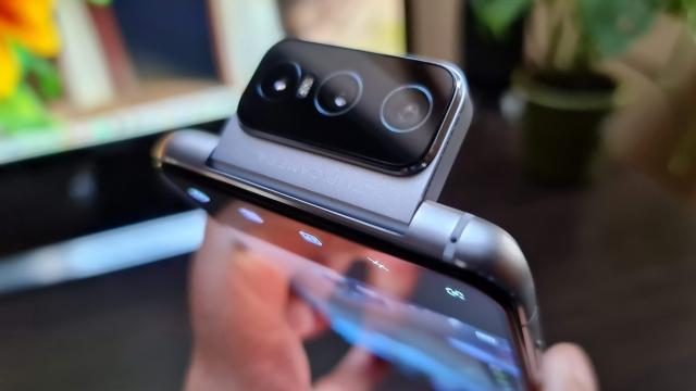 <b>ASUS ZenFone 7 Pro: Design premium, nerdy, deosebit</b>ASUS ZenFone 7 Pro continuă pe linia lui ZenFone 6, adică ne oferă o cameră rotativă în spate, care dublează şi drept camera selfie. Este totuşi un telefon masiv, prin prisma greutăţii de 230 de grame, cu doar 10 grame mai puţin decât ROG Phone 3. Măsoară