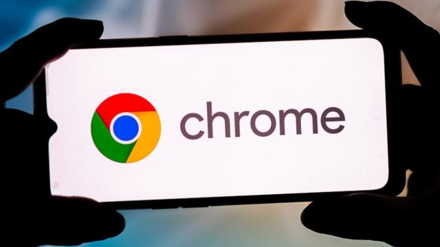<b>Browser-ul Chrome pentru Android și iOS oferă acum rezumate generate de AI pentru știri și articole; Căutările Google devin mai rapide</b>Microsoft a fost mai rapid, a integrat în browser-ul Edge și în motorul de căutare tehnologii AI încă de acum câteva luni. Cu toate acestea, a intrat în această cursă spre inovare AI și Google, iar după o gafă de proporții cauzată de Bard, compania