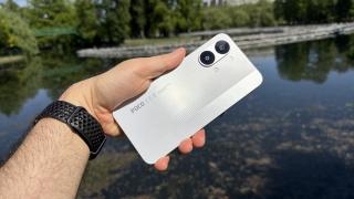 POCO X8 Pro Max: Design cu luminiţe în spate, ergonomic la gaming