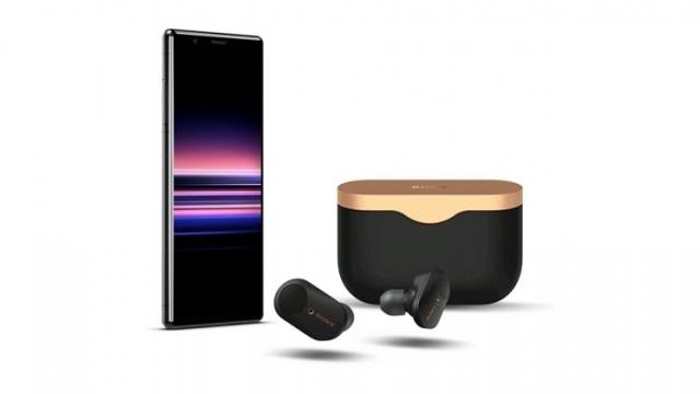 <b>Sony Xperia 5 are prețul dezvăluit pe plan european; Va sosi la precomandă într-un bundle special</b>Săptămâna trecută la IFA 2019 Sony şi-a anunţat noul flagship, pe Xperia 5. La acel moment nu aflam preţul său, dar ştiam că va exista un bundle cu căştile Sony WF-1000XM3 cu anulare a zgomotului de fond