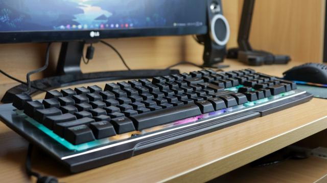 <b>Prezentare Genesis Rhod 500 - Tastatura gamerului cu buget redus, cu iluminare RGB și construcție peste așteptări</b>A trecut ceva timp de când nu am mai testat periferice dedicate pasionaților de jocuri video. Cu toate acestea, cei de la Genesis au trimis la mine tastatura Rhod 500, de buget, reaprinzând flacăra gamerului din mine. Aceasta vine echipată cu iluminare