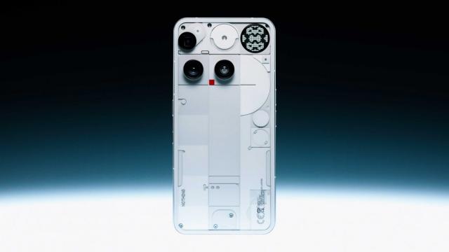 <b>Nothing a lansat oficial Phone (3), un model cu design asimetric, ecran Glyph Matrix și camere de 50 MP</b>Nothing Phone (3) a fost lansat oficial și vine cu un design îndrăzneț, un nou sistem de notificări numit Glyph Matrix și o configurație hardware de top, incluzând un procesor Snapdragon 8s Gen 4 și baterie de 5.150 mAh. Modelul este primul din gama