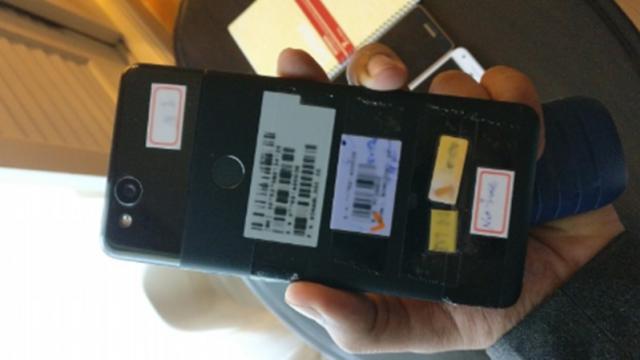 <b>O nouă apariție a lui Google Pixel 2 în fotografii dezvăluie margini uriașe ale panoului frontal</b>Dacă mai era nevoie de o confirmare cu privire la faptul că noul Google Pixel 2 va aduce un panou frontal cu margini uriașe în jurul ecranului, iată că aceasta vine astăzi odată cu noi fotografii reale ale telefonului. Vedem o variantă pe negru