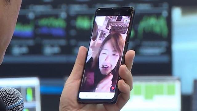<b>Primul apel video comercial 5G este realizat în Coreea de Sud, folosindu-se un smartphone Samsung</b>Dacă cu doar câteva momente în urmă aflam faptul că în Finlanda tocmai ce a fost inaugurată prima rețea 5G din cadrul unui aeroport, iată că în Coreea de Sud asistăm la debutul comercial al serviciilor 5G. Marii operatori de pe piața coreeană