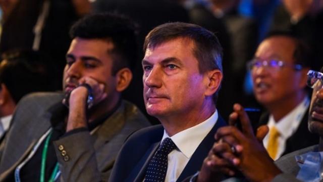 <b>"Trebuie să ne temem de Huawei", afirmă Comisarul UE Andrus Ansip</b>În ultima vreme și alte nații le-au pus gând rău celor de la Huawei, asta pe lângă SUA care le-a interzis chinezilor să își vândă produsele și echipamentele telecom. Acum aflăm din partea comisarului UE, Andrus Ansip faptul că ar trebui