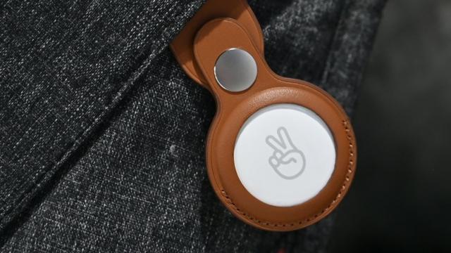 <b>Un Apple AirTag a dat în vileag serviciile secrete germane, o agenție complet necunoscută</b>În vreme ce Apple tot încearcă să scape de imaginea lui AirTag ca dispozitiv de urmărire a soţilor infideli sau un dispozitiv folosit pentru a încălca intimitatea, micul gadget a făcut o boacănă la nivel de securitate naţională în Germania. O femeie