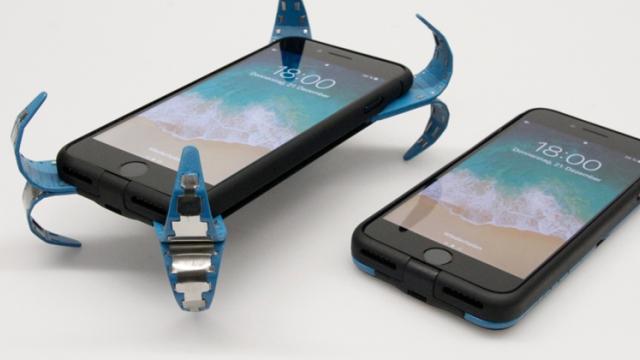 <b>Husa ideală pentru cei cu două mâini stângi: îşi deschide câteva picioare în cădere pentru a amortiza impactul</b>Încă de când am văzut acel concept de iPhone cu sistem de jetpack pentru protejarea telefonului la căzături, așteptăm ca pe piață să vină un producător cu așa ceva. Până când va sosi telefonul acela ne îndreptăm atenția către o husă ce face