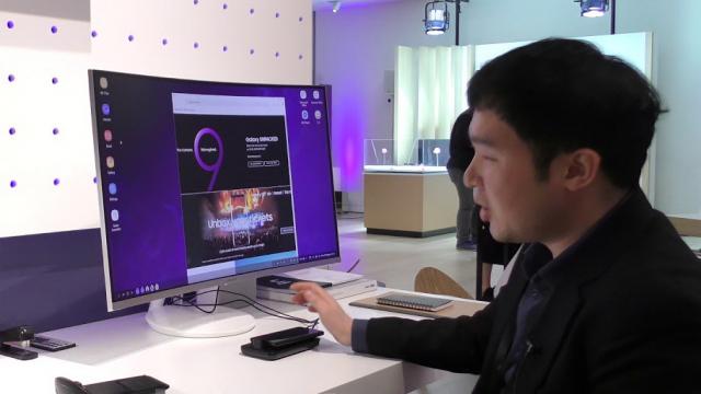 <b>Samsung DeX Pad va primi suport pentru două monitoare odată cu sosirea lui Samsung Galaxy Tab S4</b>În ultimele zile a tot scăpat tableta Samsung Galaxy Tab S4, care a început să fie asociată și cu data de debut a lui Note 9 pe 9 august. În cel mai rău caz vine la IFA 2018 și aflăm că odată cu acest device primim și un upgrade pentru DeX Pad.