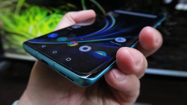 <b>OnePlus 8: Acustică stereo cu bas puternic şi volum destul de ridicat</b>OnePlus 8 ține cu dinţii de câteva atribute suficiente să îl facă un soi de ameninţare pentru flagship-uri, iar printre ele se află şi difuzoarele stereo. Unul se află jos, iar celălalt este clasicul difuzor pentru convorbiri, care are şi rol de speaker..