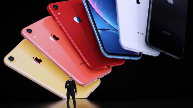<b>Un iPhone la 250 de dolari în planurile Apple? Cum ar putea câștiga piața în țările în dezvoltare</b>Mark Gurman de la Bloomberg sugerează că Apple ar putea să își consolideze prezența pe piețele emergente printr-un iPhone la aproximativ 250 de dolari, utilizând componente mai economice, precum ecrane LCD și carcase din plastic.