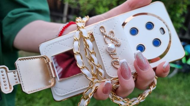 <b>Prezentare Cubot Hafury Meet: Smartphone-ul care se transformă instant într-o gentuță fashion pentru domnișoare (are chiar și oglindă încorporată)</b>Nu credeam că voi scrie prea curând un astfel de titlu, dar iată că da, cei de la CUBOT au făcut un așa-zis fashion-phone. Se numește Hafury Meet, făcând parte dintr-un sub-brand al companiei. Prea multe nu sunt de spus, e un model destul de ciudat