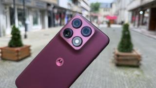 Motorola edge 70 Pro: Design elegant, ecran curbat pe toate laturile și o nuanță Pantone care întoarce priviri