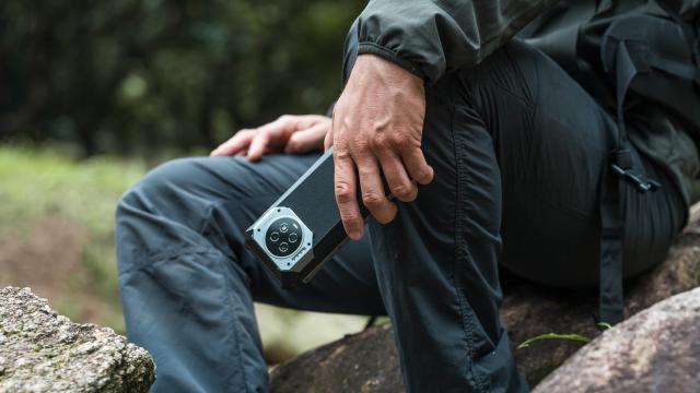 <b>Oukitel WP19, mamutul cu baterie de 21000 mAh va debuta global; Cât costă și când îl vei putea comanda?</b>Începutul lunii iunie a venit cu o premieră neașteptată, cea a lui Oukitel WP19-02, un telefon cu baterie mamut de 21000 mAh, capacitate pe care de regulă o asociem bateriilor externe și în nici un caz telefoanelor. Smartphone-ul este real