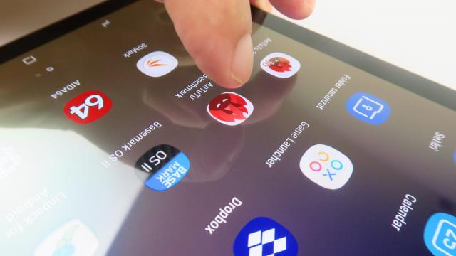 <b>Samsung Galaxy Tab S4: Benchmark-uri fără rival printre tabletele actuale, cu Android cel puţin</b>Ştiu, ştiu, tabletele sunt pe perfuzii din 2014 încoace, dar cumva se mai lansează şi câte un model mai răsărit din când în când pentru a salva segmentul. Samsung Galaxy Tab S4 pare să fie o astfel de raza de speranţă, cel puţin la capitolul performanţă.