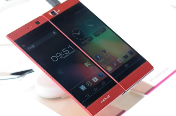 MWC 2013: NEC Medias W, telefon dual display familiar la MWC, gata de comercializare (Video): nex_media_w_05jpg.jpg