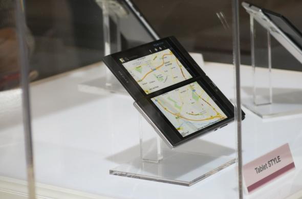 MWC 2013: NEC Medias W, telefon dual display familiar la MWC, gata de comercializare (Video): nex_media_w_04jpg.jpg