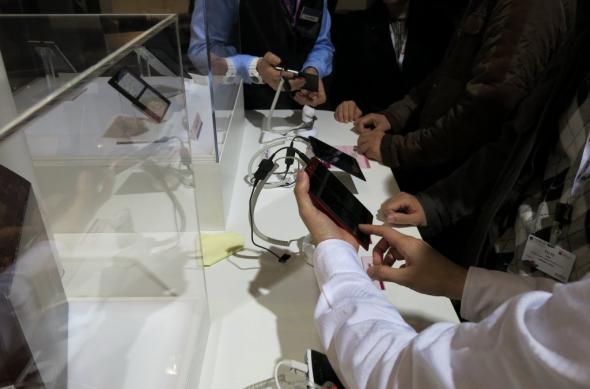 MWC 2013: NEC Medias W, telefon dual display familiar la MWC, gata de comercializare (Video): nex_media_w_01jpg.jpg