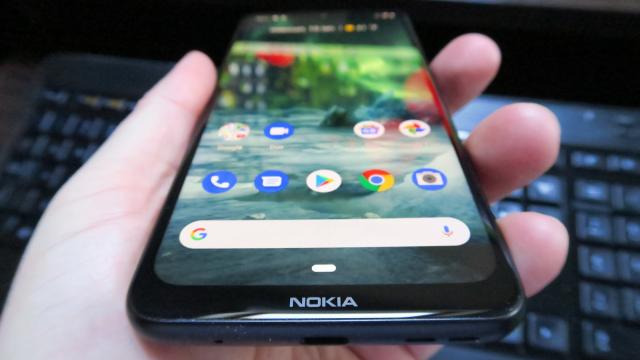 <b>Nokia 7.2: Display luminos, viu colorat cu HDR10</b>Nokia 7.2 are fix acelaşi ecran ca şi Nokia 6.2, cu un panou IPS LCD de 6.3 inch, care oferă un aspect 19:9, rezoluţie de 2280 x 1080 pixeli şi suport HDR10. Are şi Always On Display (sau o funcţie similară), iar mai jos aflaţi cum s-a descurcat la..