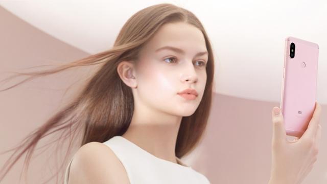 <b>Xiaomi Redmi Note 5 Pro va sosi curând și la nivel internațional; Prețul în Europa va fi de 230 euro</b>Nu doar cei de la Huawei ne bagă în ceață când vine vorba despre numele terminalelor aduse pe piață, ci și Xiaomi, companie care astăzi a decis să lanseze smartphone-ul Redmi Note 5 Pro sub denumirea de Redmi Note 5 pe piața din China