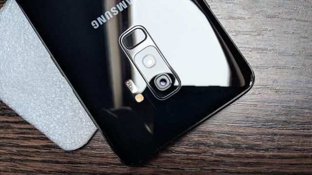 <b>Samsung Galaxy S9+: Cameră Pro pentru utilizatorul Pro</b>Samsung Galaxy S9+ ia tot ce e mai bun de la Samsung Galaxy S9 şi plusează cu încă un senzor, obţinând o cameră duala. Asta e o premieră pe un flagship Galaxy S, după cum probabil v-aţi dat seama. Avem doi senzori de 12 MP aflaţi în spate şi unul..