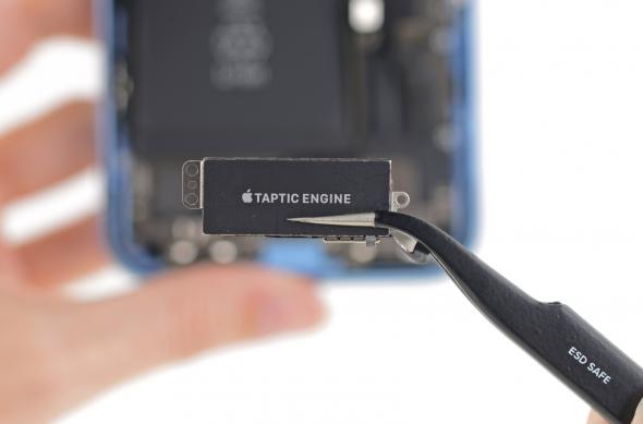 iPhone XR dezasamblat de iFixit: KXBqGyEfY5cFheBO.huge.jpg