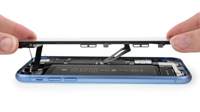 <b>iPhone XR ar putea fi în sfârşit un iPhone care se repara mai uşor, conform iFixit</b>iFixit a fost ocupată cu multe disecţii în ultima vreme şi nu a ignorat evident cele mai noi terminale. Cele mai noi modele Surface Laptop şi Surface Pro au fost desfăcute de iFixit, ocazie cu care am aflat că sunt imposibil de reparat. Aflăm că iPhone XR