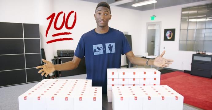 <b>Celebrul youtuber MKBHD pune la bătaie 100 smartphone-uri OnePlus 3T; iată cum puteți participa la giveaway!</b>Unul dintre youtuberii tech care impresionează privitorii atât prin calitatea clipurilor sale, cât și prin nivelul de profesionalism este și Marque Brownlee a.k.a MKBHD. Acesta împreună cu cei de la OnePlus și Dbrand vin astăzi cu un giveaway generos prin