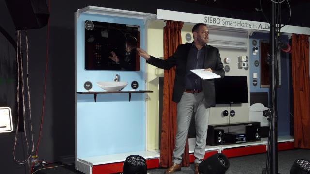 <b>Allview lansează Siebo Smart Home, un sistem pentru casa inteligentă ce include senzori, o oglindă smart şi o cameră drept unitate centrală</b>Conceptul de Smart Home este acoperit acum și de către Allview odată cu lansarea sistemului Siebo Smart Home pentru locuința smart ce include o serie de produse foarte interesante precum o oglindă smart conectată la cântar, o cameră video de supraveghere