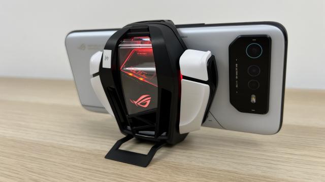 <b>ASUS ROG Phone 6 Pro: Benchmark-uri din altă galaxie, superlative peste tot</b>Nu doar că am testat un ASUS ROG Phone 6 Pro, am testat cea mai puternică versiune posibilă, cu procesor Qualcomm Snapdragon 8+ Gen 1, cu 18 GB RAM LPDDR 5 şi cu 512 GB stocare UFS 3.1. Procesorul Snapdragon 8+ Gen 1 este produs de TSMC pe baza procesului