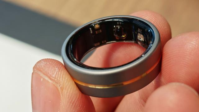 <b>HONOR are un inel inteligent de care nu ştiaţi şi costă doar 300 lei! Impresii Insix Smart Health Ring</b>Probabil ştiţi deja că mi-am petrecut ultima săptămână în China, vizitând sedii, linii de producţie HONOR şi văzând la treabă noul HONOR Magic 7 Pro. Ei bine, aflaţi că am fost la un flagship store al companiei din Chengdu şi acolo am văzut că HONOR are