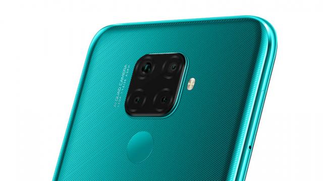 <b>Încă un telefon cu cameră pătrată de la Huawei: Nova 5i Pro devine oficial, cu 4 camere, 8 GB RAM</b>Atunci când a fost anunţată seria Huawei Nova 5, parcă lipsea ceva... şi anume modelul Nova 5i Pro, care tot scăpase alături de celelalte handseturi din lineup. Iată-l totuşi sosind acum şi nu oricum, ci cu o cameră pătrată