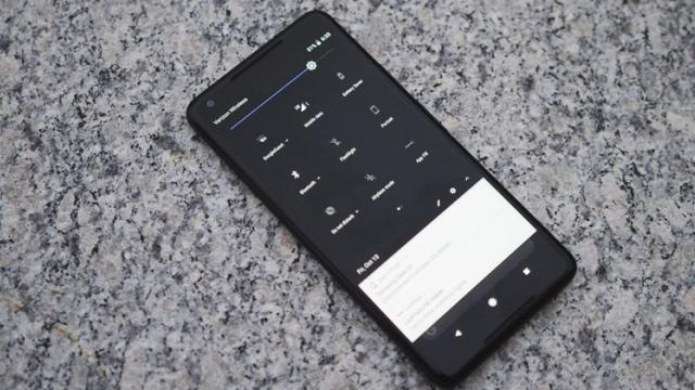 <b>Google Pixel 2 vine la pachet cu o temă "Dark" ce poate fi activată la schimbarea wallpaper-ului</b>Noile terminale Google Pixel 2 și Pixel 2 XL au început a fi livrate către clienții ce au plasat anterior o precomandă și după cum probabil ați văzut, internetul este acum plin de materiale asociate acestor dispozitive. Un lucru ce iese la iveală