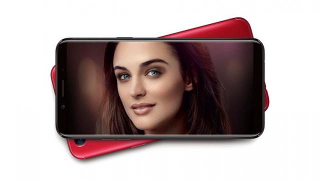 <b>Oppo F5 ar putea sosi cu 4 sau 6 GB RAM, ecran de 6 inch şi funcţie specială "Face Unlock"</b>Pe data de 26 octombrie ni se pregătește lansarea unui nou smartphone axat pe captura selfie, acesta fiind cunoscut sub denumirea de Oppo F5. Au existat ceva leak-uri până în acest moment și până la debutul său se pare că vom mai avea
