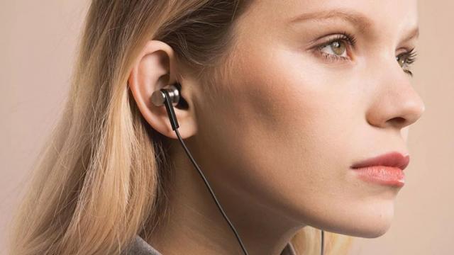 <b>Xiaomi Mi IV este o pereche de căști in-ear cu difuzoare duale ce se vinde pentru doar 11.99 dolari</b>Continuăm cu recomandările de căști și avem pentru voi astăzi soluția numită Xiaomi Mi IV, un headset in-ear ce poate fi achiziționat prin intermediul retailerului Light in the Box pentru suma de numai 11.99 dolari. Acestea sosesc echipate