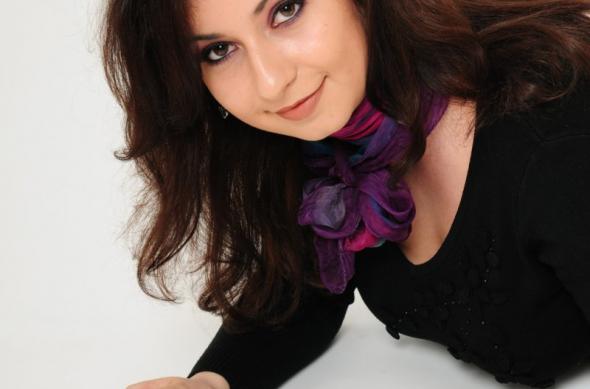 Fii modelul Mobilissimo MobiGirl! Ce au În comun fetele drăguțe și smartphone-urile...: madalina_padurean_mobigirl_samsung_omina_7_07.jpg