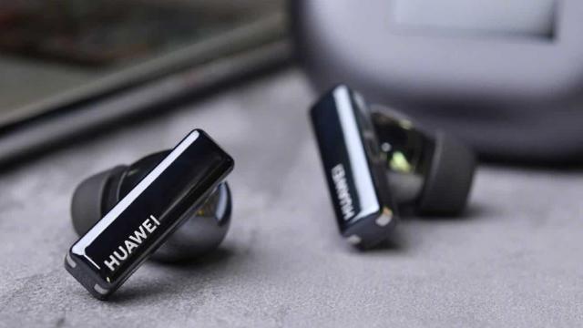 <b>Noile căști wireless Huawei FreeBuds Pro ajung oficial la vânzare în România; Iată la ce preț le găsiți în magazine</b>Prin intermediul unui comunicat de presă proaspăt sosit în inbox-ul nostru aflăm astăzi că Huawei Consumer Business Group România tocmai ce a lansat pe plan local noile căști wireless vârf de gamă