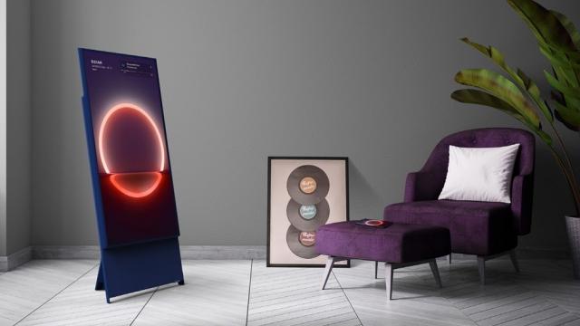 <b>Samsung aduce în România The Sero, televizorul Lifestyle cu care consumi video Instagram şi Facebook aşa cum trebuie</b>Samsung ne informează astăzi că a adus în România un televizor inedit din gama sa Lifestyle, The Sero. Acesta este primul televizor Samsung echipat cu un ecran care se roteşte automat