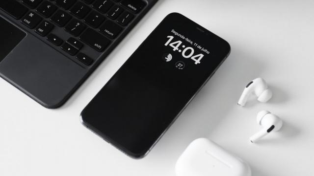 <b>iOS 16.2 Beta 3 aduce în sfârșit setări pentru ecranul AOD de pe iPhone 14 Pro și 14 Pro Max</b>Odată cu lansarea seriei de telefoane iPhone 14, Apple a adus o funcționalitate nouă pe telefoanele sale. Este vorba despre Always On Display, care e disponibil doar pentru iPhone 14 Pro și 14 Pro Max. Mulți s-au plâns de o autonomie scăzută din cauza