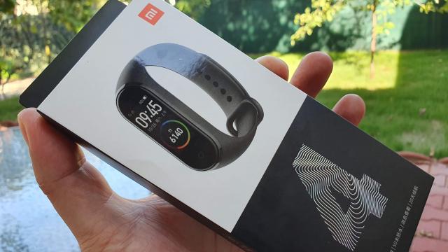 <b>Xiaomi Mi Band 4 review: cea mai atractivă brăţară de fitness a momentului, salt mare de la predecesor (Video)</b>La momentul când citiţi aceste rânduri, un fericit a câştigat deja brăţara Xiaomi Mi Band 4 la giveaway-ul nostru. Acum revenim cu recenzia acestui produs lansat în luna iunie din 2019. Este o brăţară nouă, cu ecran color de