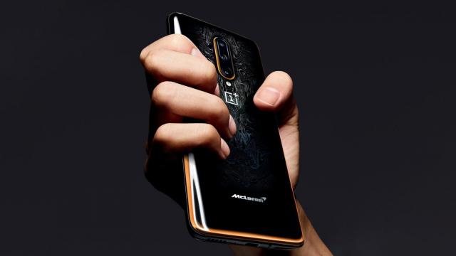 <b>OnePlus 7T Pro McLaren Edition soseşte cu un spate hipnotizant, 12 GB RAM şi accente Galben Papaya </b>Pe lângă anunţul lui OnePlus 7T Pro de astăzi, am avut şi debutul lui OnePlus 7T Pro McLaren Edition. Oferă 90% aceleaşi dotări, doar că plusează cu 12 GB RAM, noi accente de culoare, textura a spatelui şi fundaluri speciale. Ce e deosebit aflaţi mai jos.