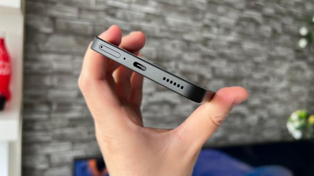 <b>Nothing Phone (3a) Pro: Acustică stereo care mizează pe echilibru între difuzoare, iluminare Glyph pe muzică</b>La capitolul audio cred că știți deja ce voi spune - setup stereo hibrid ce implică difuzorul de la bază și earpiece-ul pentru convorbiri care se redă și muzica. Nothing livrează aici difuzoare capabile, ce se remarcă mai ales prin claritate