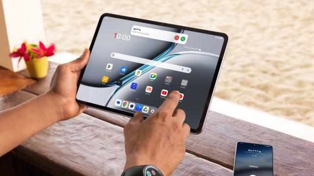 <b>OnePlus Pad 2 Pro apare în GeekBench cu procesor Snapdragon 8 Elite, 16 GB RAM; Va fi o variantă rebranduită?</b>OnePlus pare că pregătește succesorul lui OnePlus Pad Pro, model lansat în luna iunie a anului trecut. De această dată pare că vorbim despre OnePlus Pad 2 Pro, deși e listată în GeekBench drept tabletă OPPO. Aflăm pe această cale că va primi un procesor