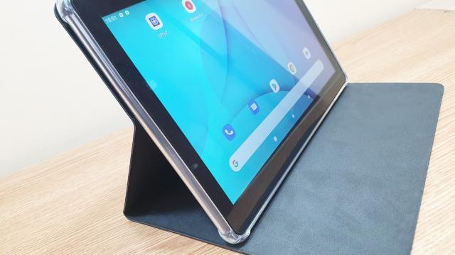 <b>Prezentare Allview Viva H1003 LTE Pro/1: Tabletă 4G pentru Școala Online, cu multe upgrade-uri față de predecesor și husă kickstand la pachet</b>După cum probabil vă amintiți, pe final de lună octombrie am testat aici la Mobilissimo și tableta Allview Viva H1003 LTE, un dispozitiv pentru “Școala de Acasă” ce venea echipat cu slot SIM